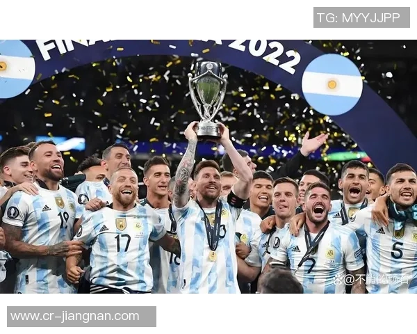 阿根廷足球传奇巴蒂与肯佩斯同框共庆世界杯抽签盛典